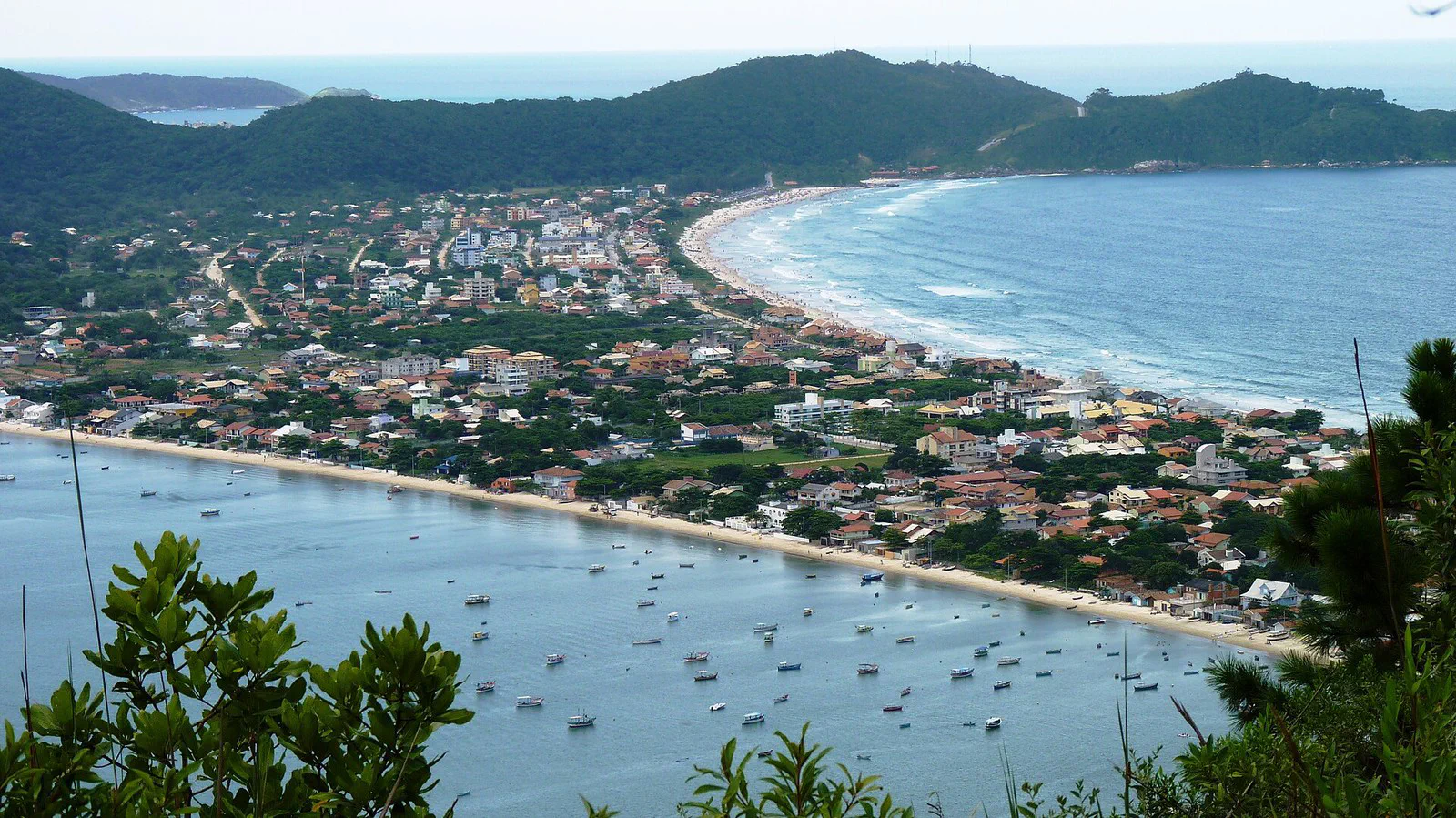 Quanto a alta temporada piora cada praia de Bombinhas