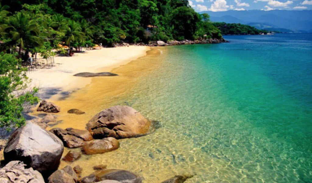 Praia da Lula, na baía de Paraty