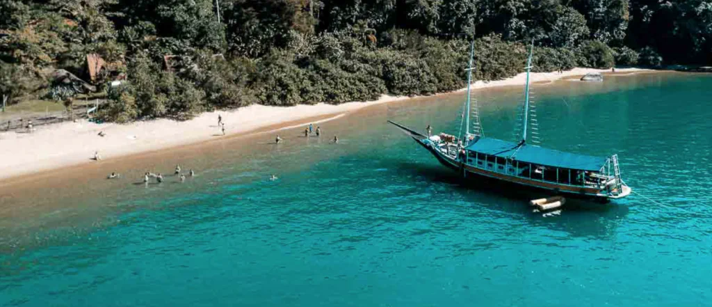Praia Vermelha, na baía de Paraty