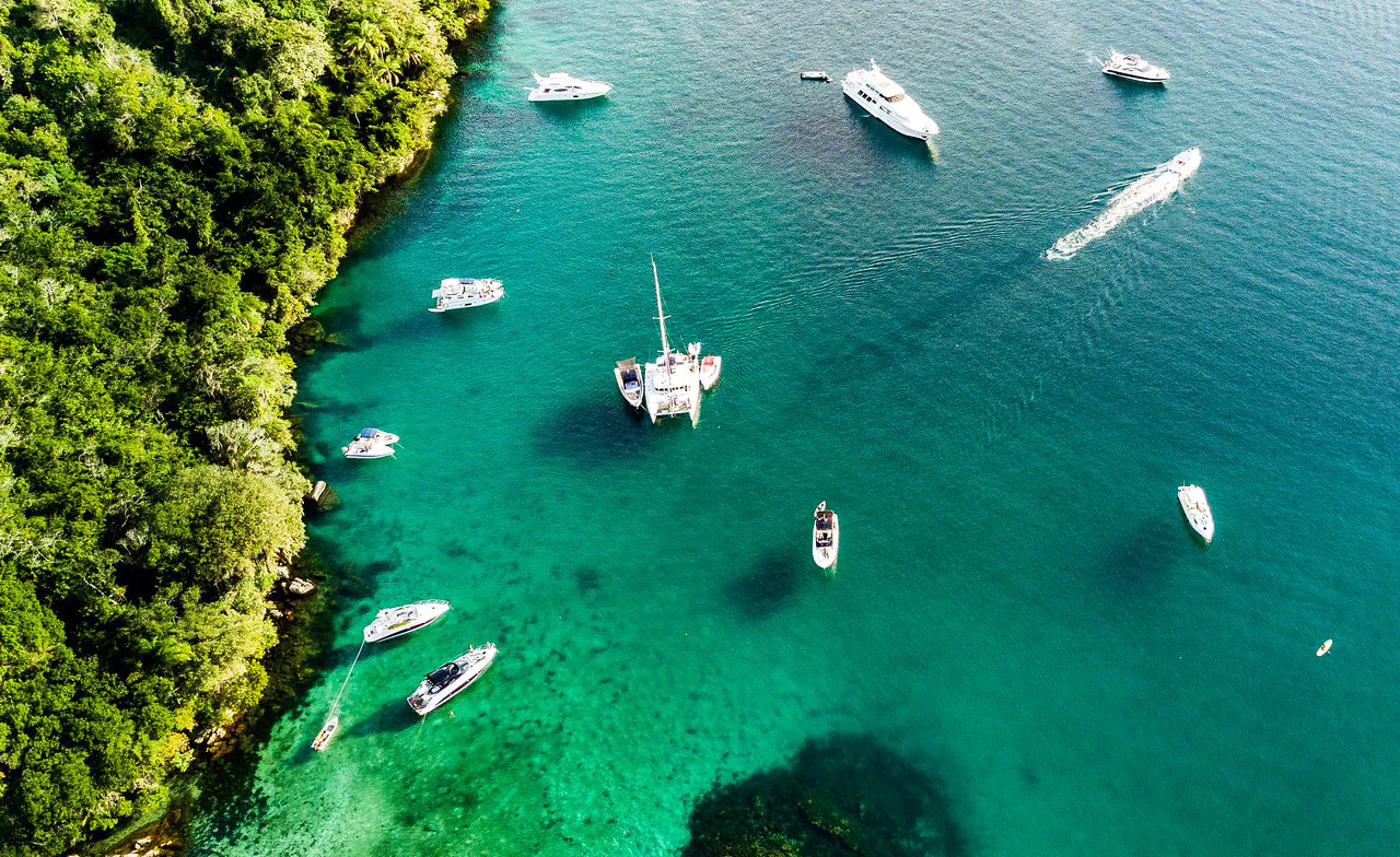 As melhores praias de Paraty: quais dá para ir de carro, de barco ou por trilha