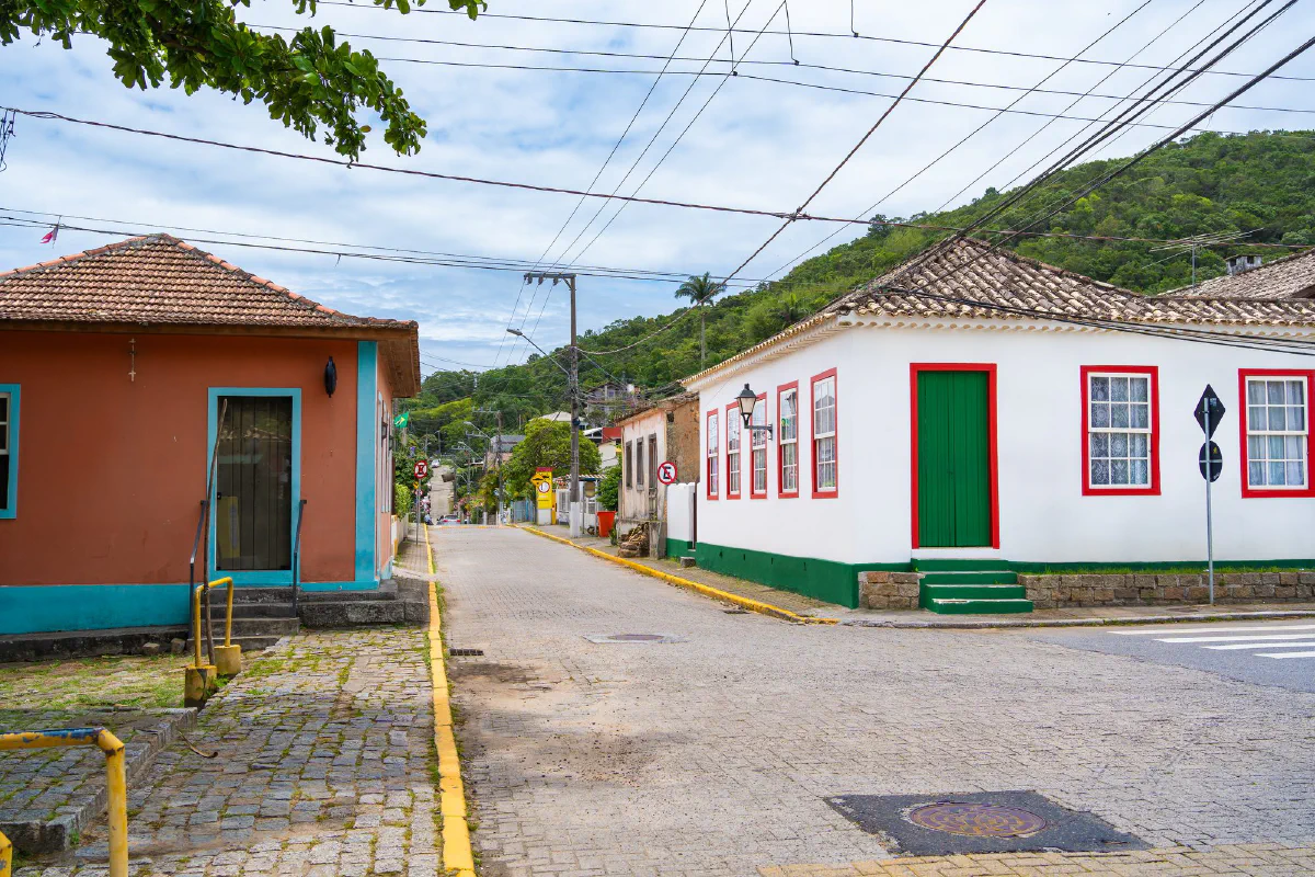 Rua de casario colonial açoriano em Santo Antônio de Lisboa, Florianópolis (SC)