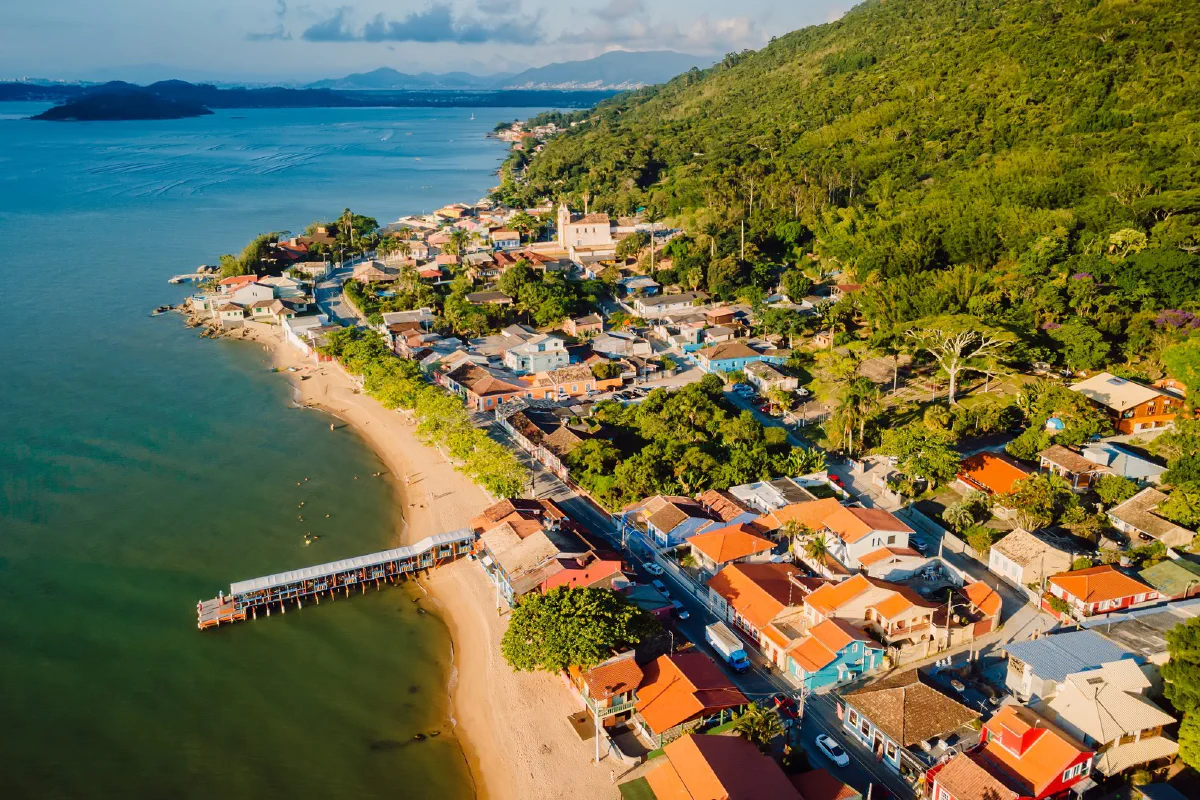 Trapiche e igreja do Ribeirão da Ilha vistos do alto, em Florianópolis (SC)