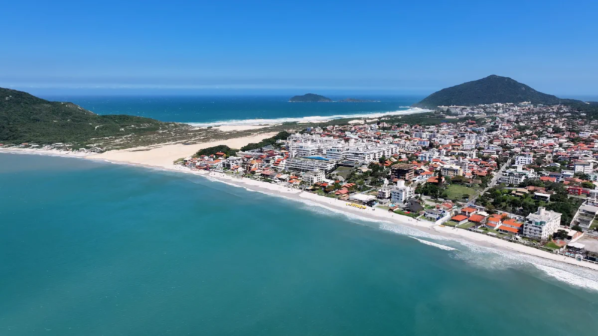 Vista aérea da Praia dos Ingleses, no Norte da Ilha, em Florianópolis (SC)