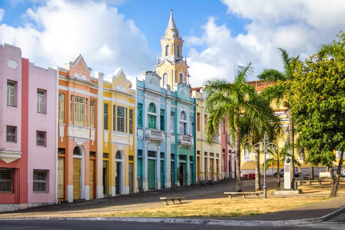Casarões coloridos da Praça Antenor Navarro, no Centro Histórico de João Pessoa (PB)