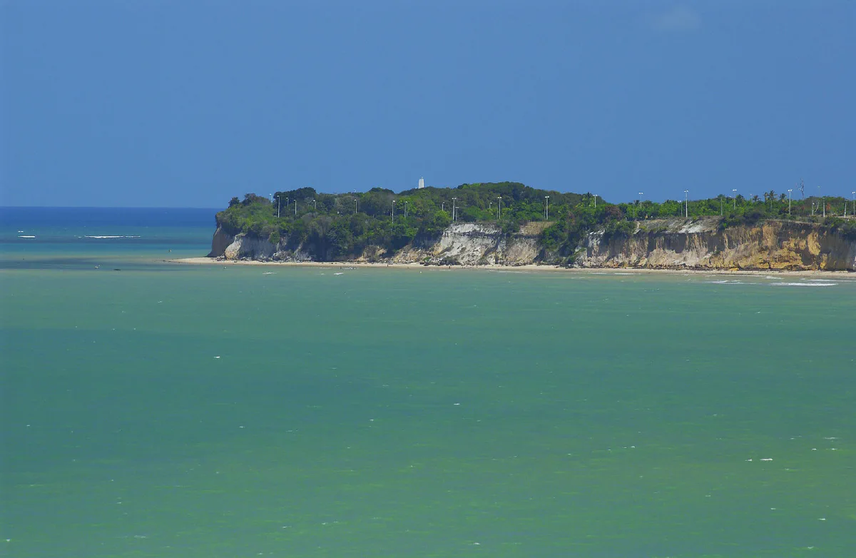 Falésia do Cabo Branco vista do mar, em João Pessoa (PB)
