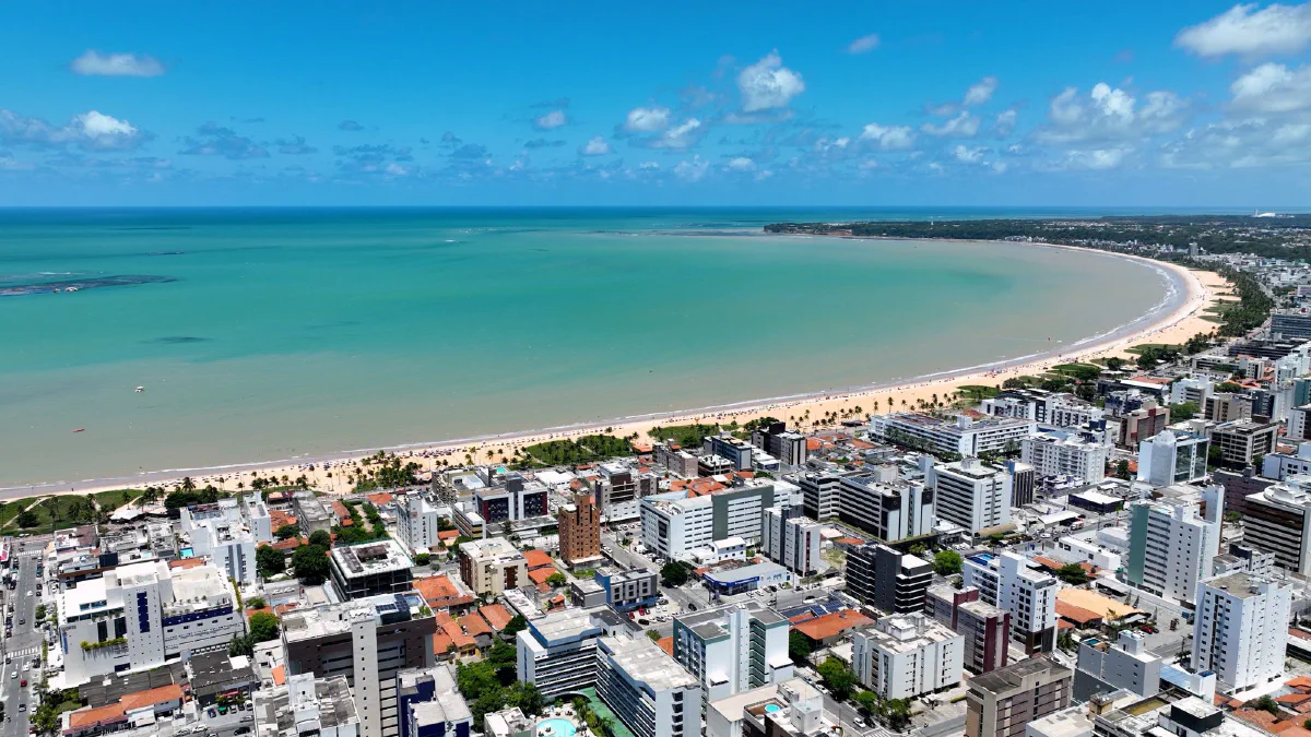 Vista aérea da Praia de Tambaú e dos prédios da orla, em João Pessoa (PB)