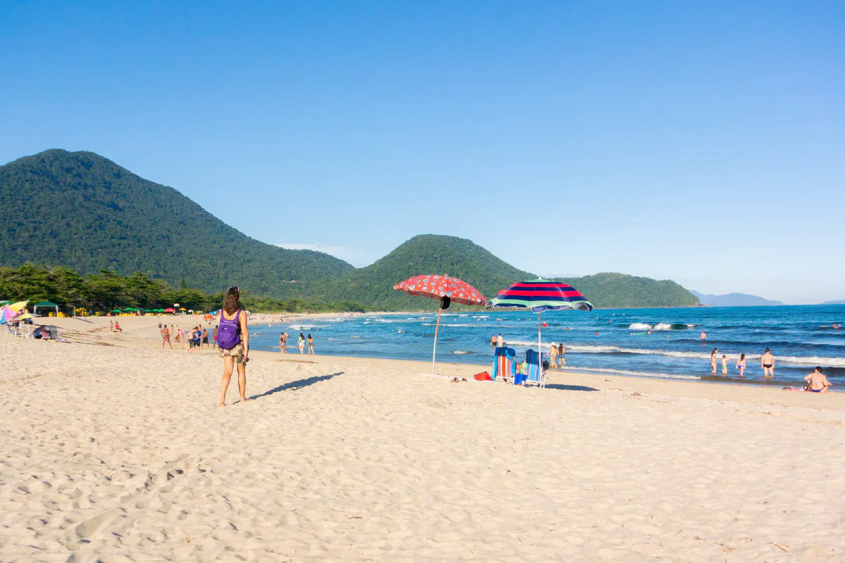 Praia de Itamambuca, em Ubatuba (SP), com mar aberto