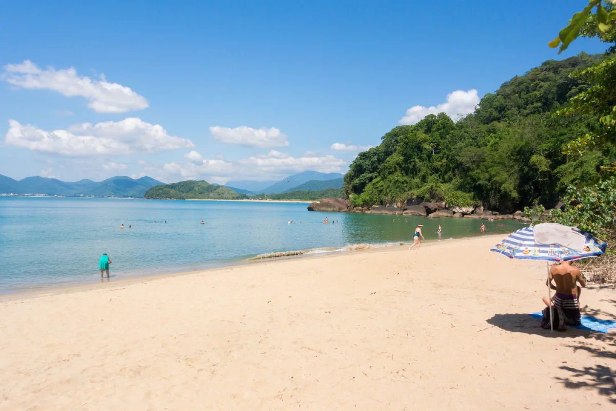 Praia do Alto, no norte de Ubatuba (SP), com areia clara e mar calmo