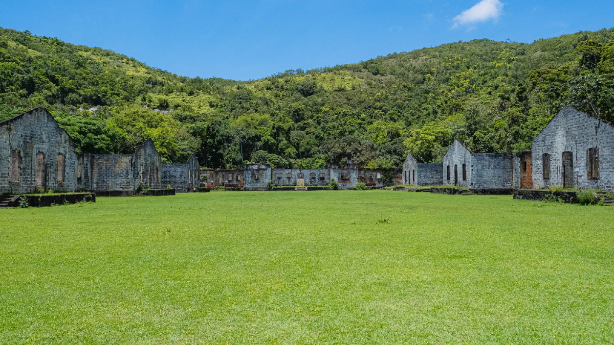 Ruínas do antigo presídio da Ilha Anchieta, em Ubatuba (SP), destino dos passeios de escuna