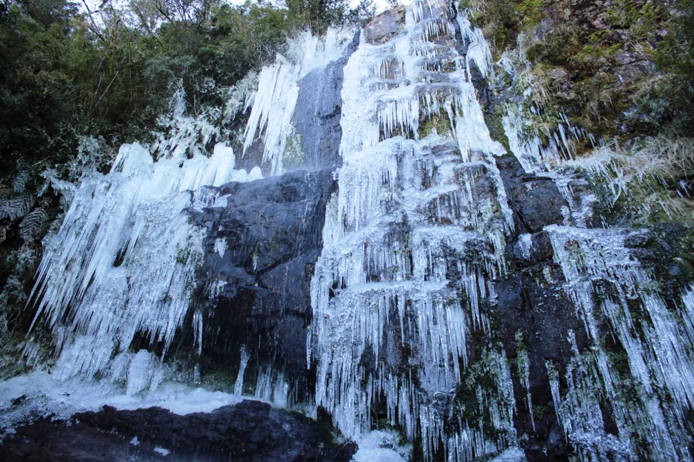 Apreciar a cascata que congela