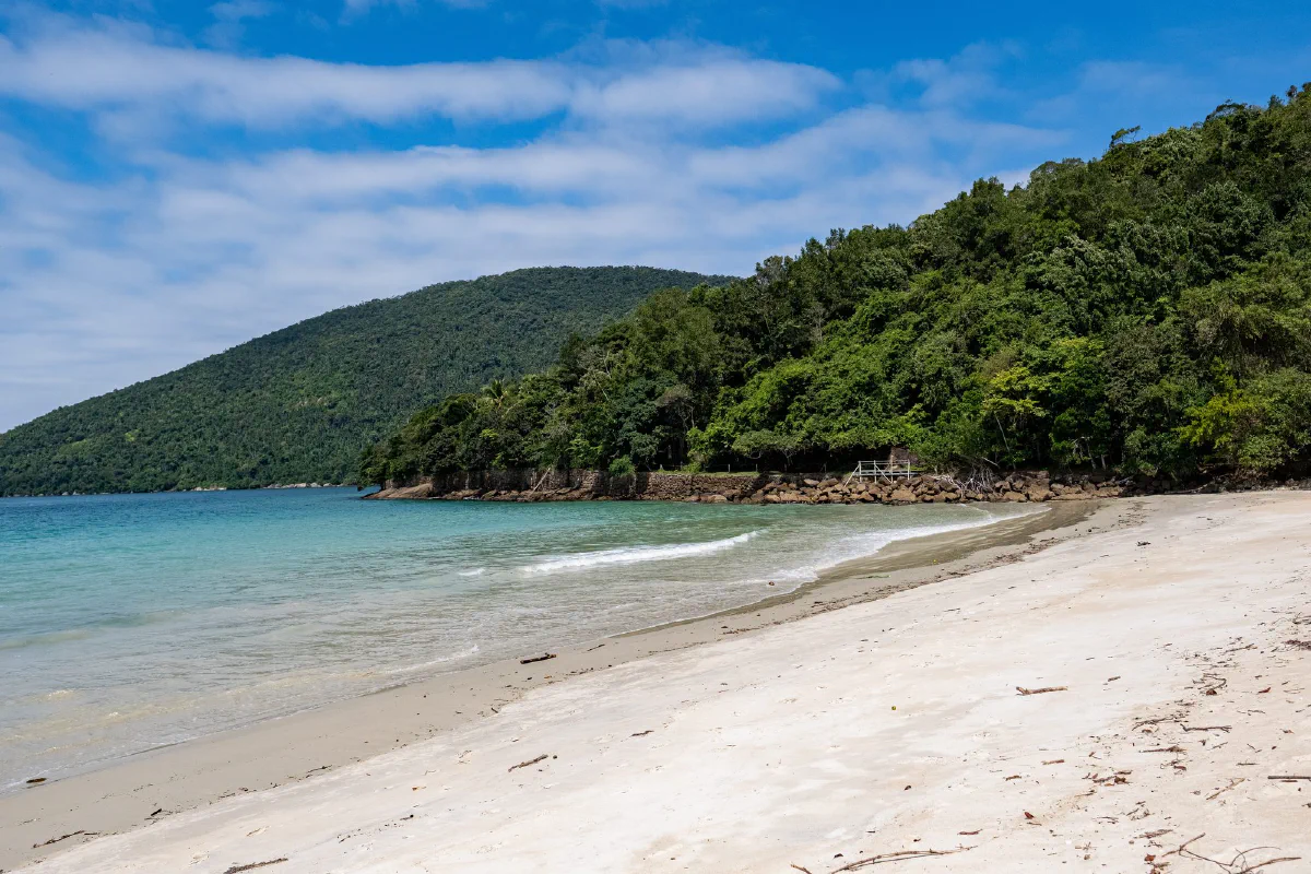 Praia de areia branca e mar calmo na Ilha Anchieta, em Ubatuba (SP)