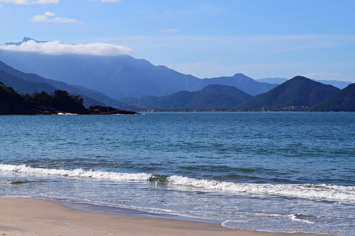 Vista do mar e das montanhas a partir do canto sul da Praia da Caçandoca.