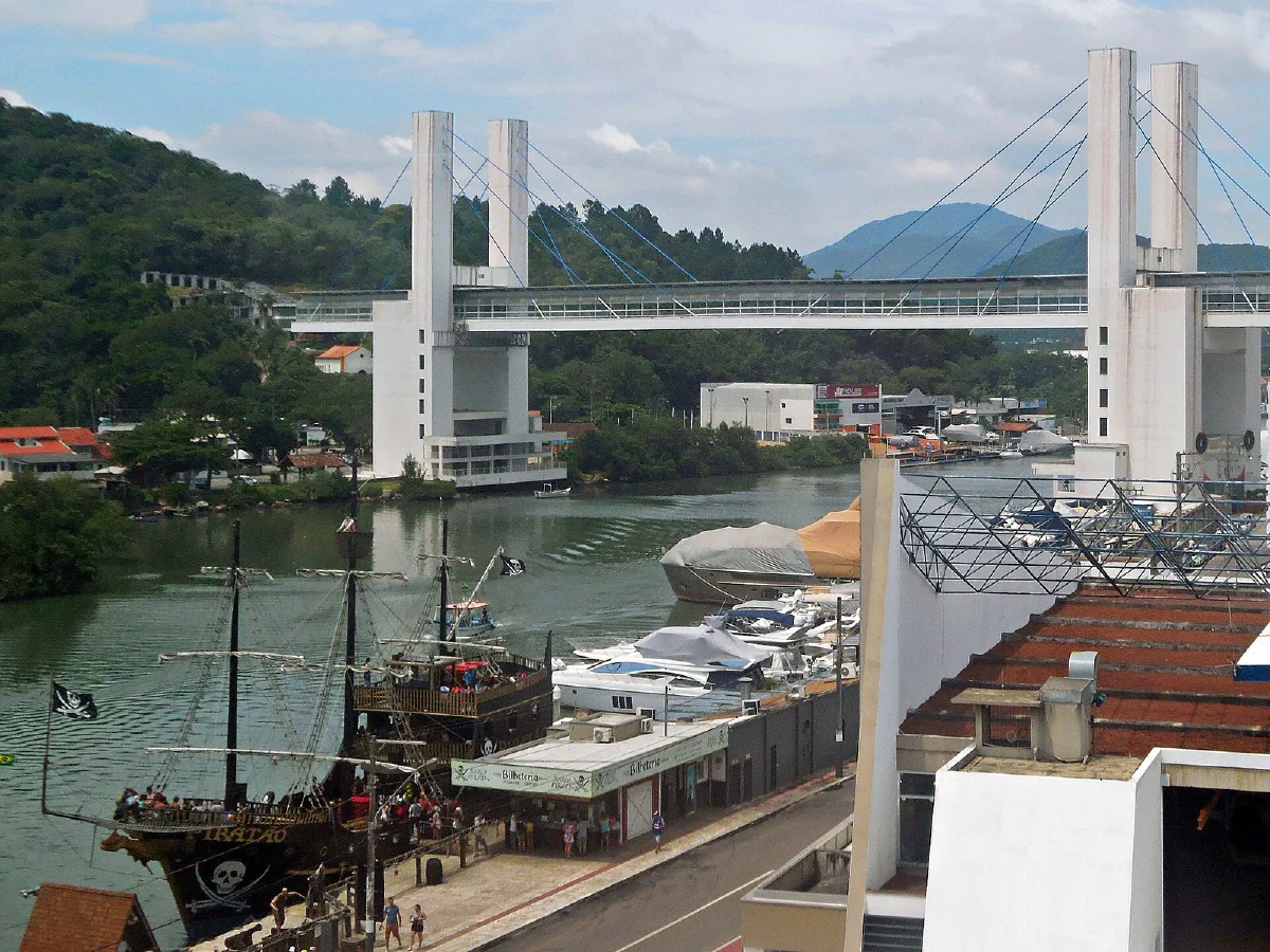 Barco Pirata atracado no Rio Camboriú, com a Passarela da Barra ao fundo.