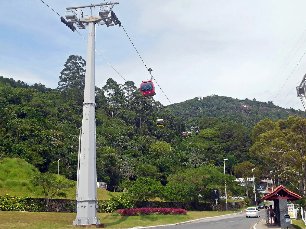 Cabines do Unipraias junto à Estação Laranjeiras, com mata ao fundo.