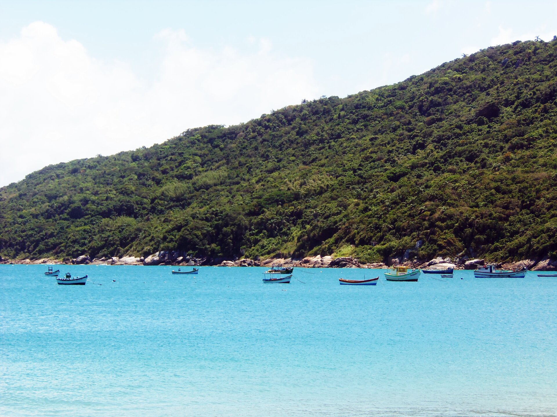 Qual praia de Floripa tem a água mais quente?