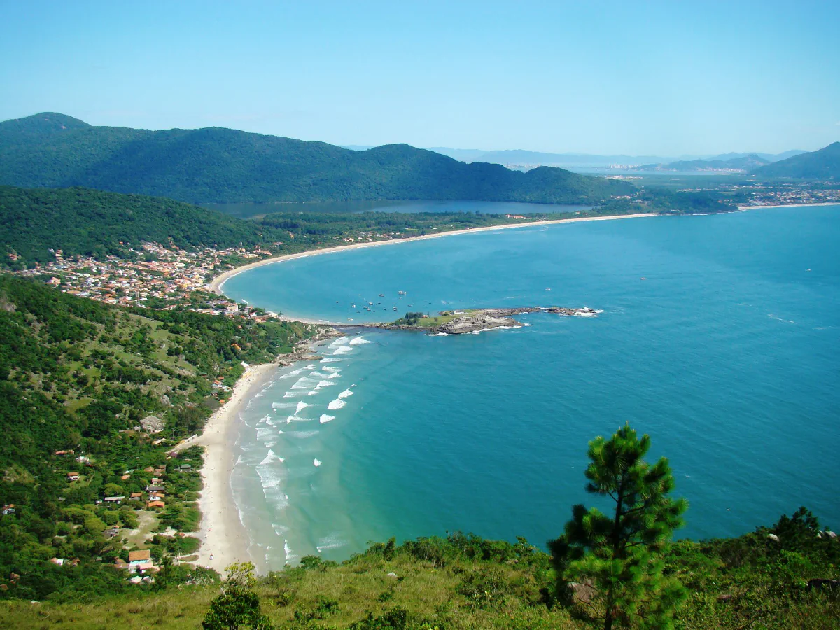 As praias do Matadeiro e da Armação vistas do alto, com barcos e o povoado.