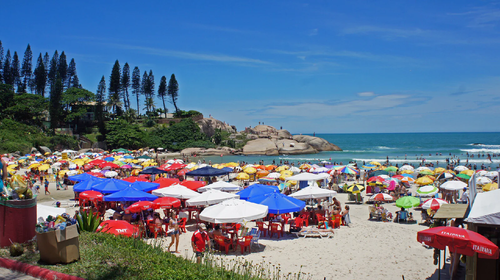 Quanto custa guarda-sol e cadeira nas praias de Florianópolis