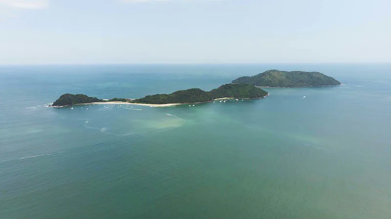 Vista de uma praia de São Sebastião, no litoral norte de São Paulo