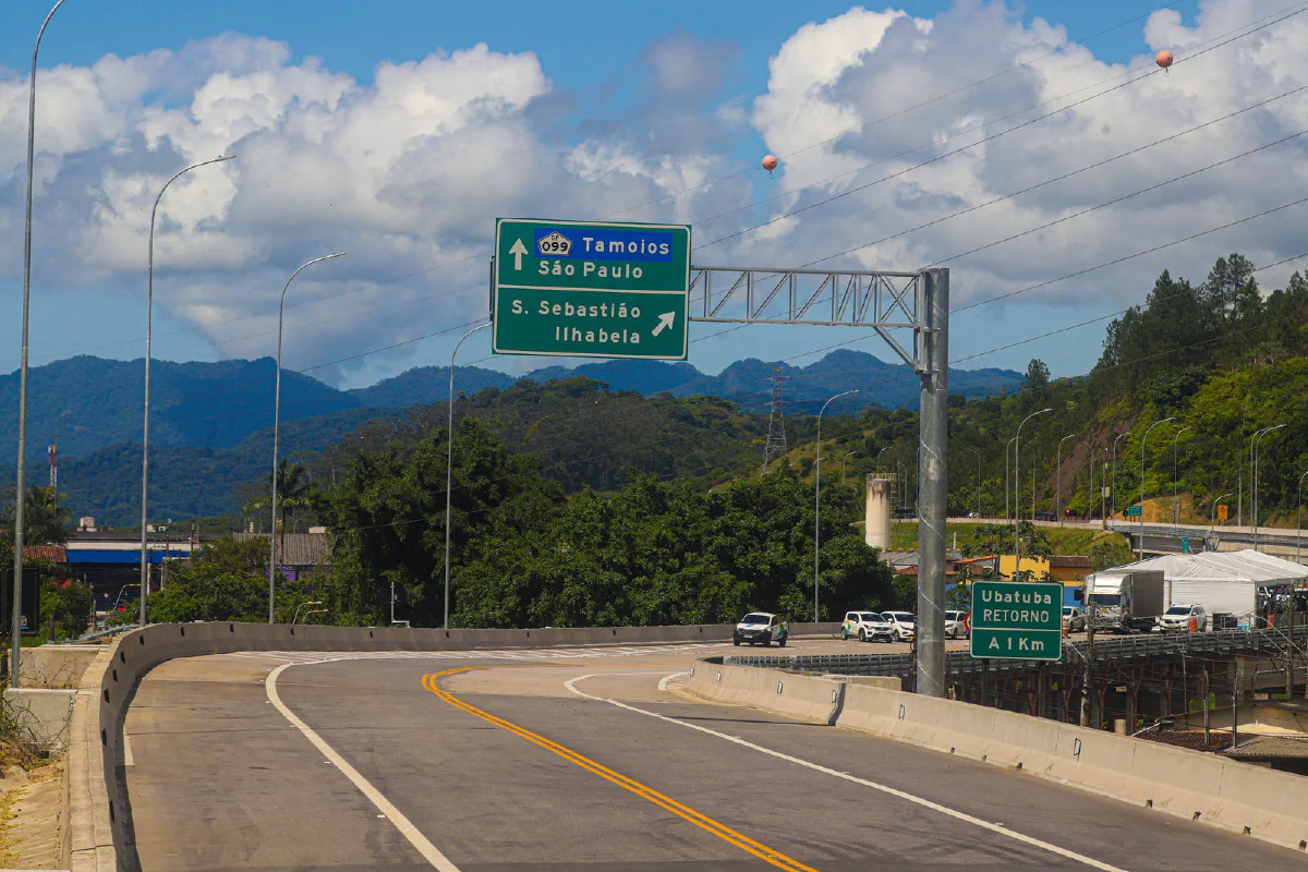 Placas da Rodovia dos Tamoios em Caraguatatuba, no pé da serra, com o retorno para Ubatuba