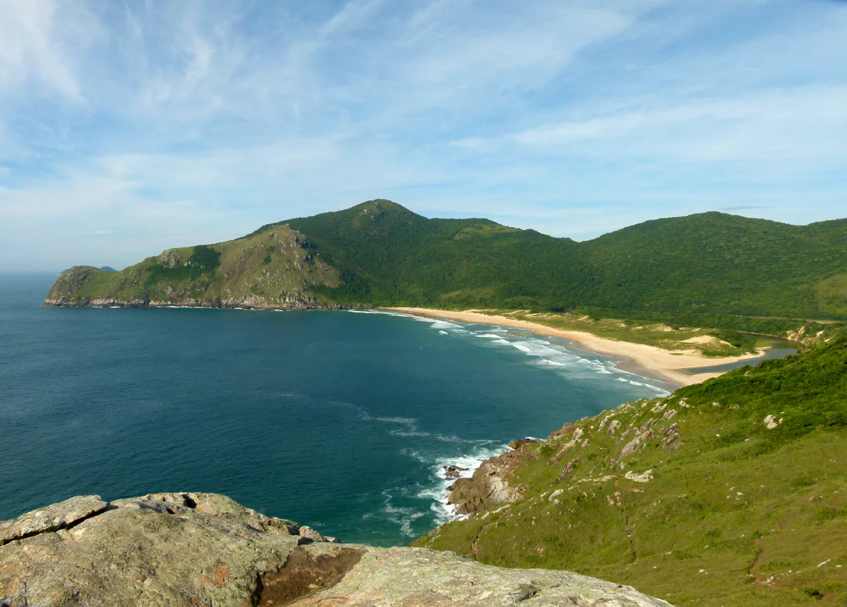 A Lagoinha do Leste vista de uma encosta de pedra, na trilha que vem do Matadeiro.