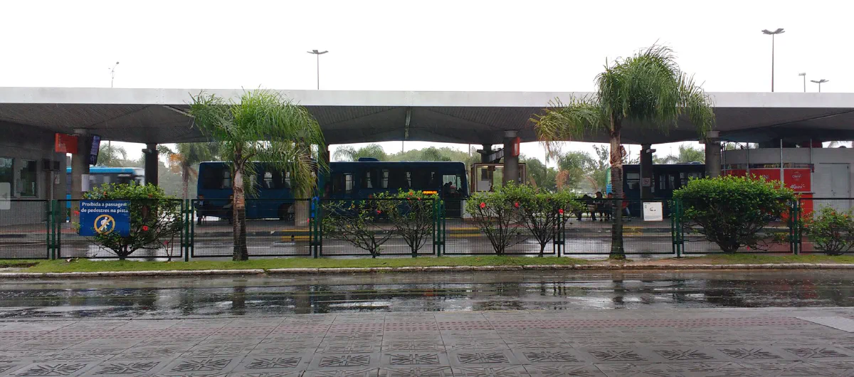 Plataformas cobertas do terminal de ônibus do Centro, com ônibus parados.