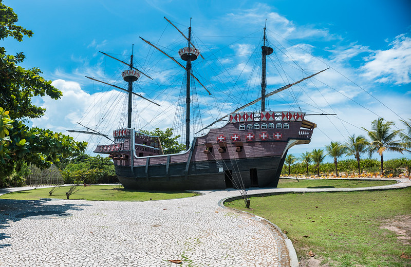 navio no meio de um gramado com vegetação ao redor no Memorial da Epopéia do Descobrimento em Porto Seguro na Bahia