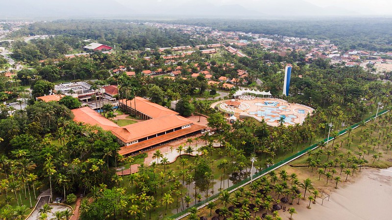 Vista de cima do SESC Bertioga da cidade de Bertioga em São Paulo 