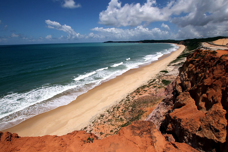 mar azul em frente a falácias no Chapadão Hill em 
Pipa e Tibau do Sul no Rio Grande do Norte 