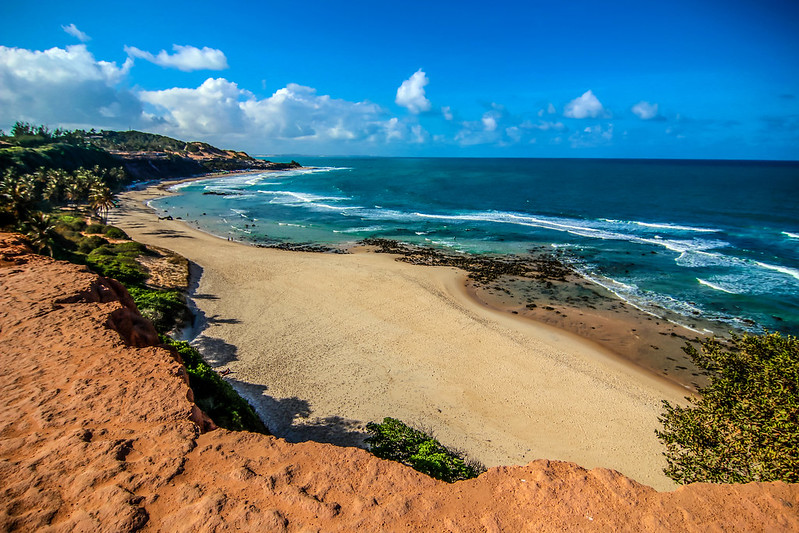 Mar azul em frente a falácias na Praia do Amor em 
Pipa e Tibau do Sul no Rio Grande do Norte 