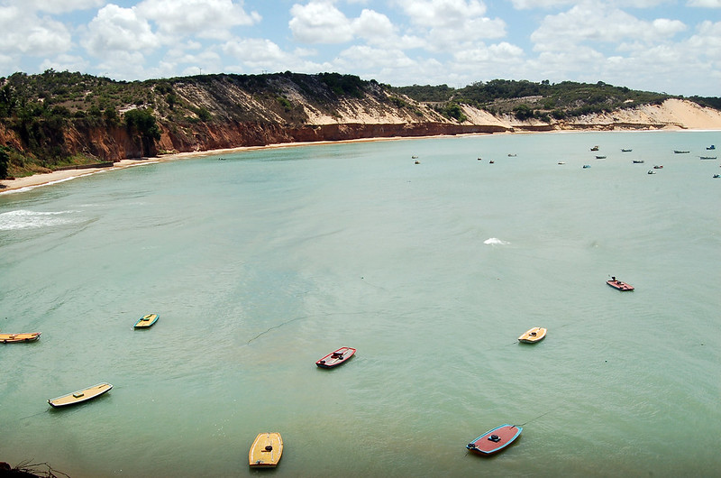 Barquinhos no mar azul e falácias em 
Pipa e Tibau do Sul no Rio Grande do Norte 