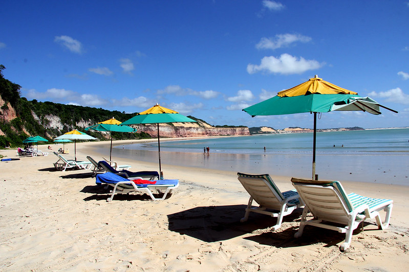 cadeiras de praia com guarda sol em frente ao mar na Praia da Pipa em Tibau do Sul no Rio Grande do Norte 