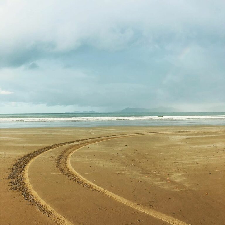 Areia e mar da Praia Indaiá em Bertioga em São Paulo