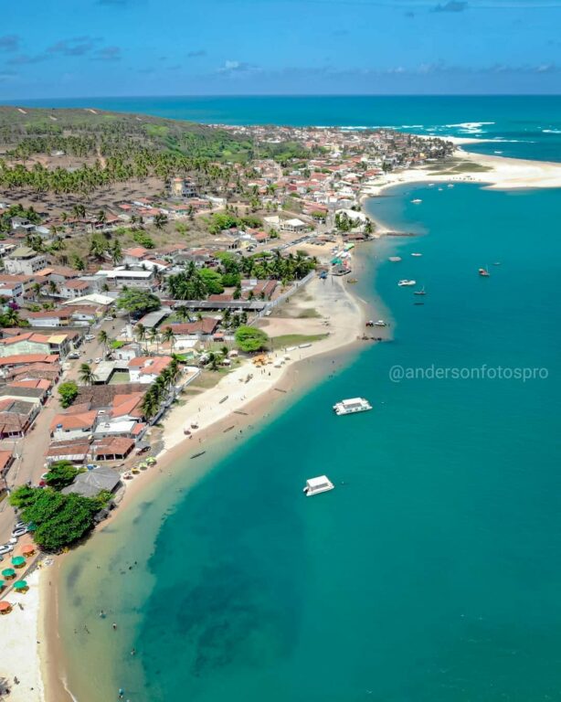 vista de cima do Barra do Cunhaú com casinhas em frente ao mar azul e verde em 
Pipa e Tibau do Sul no Rio Grande do Norte 