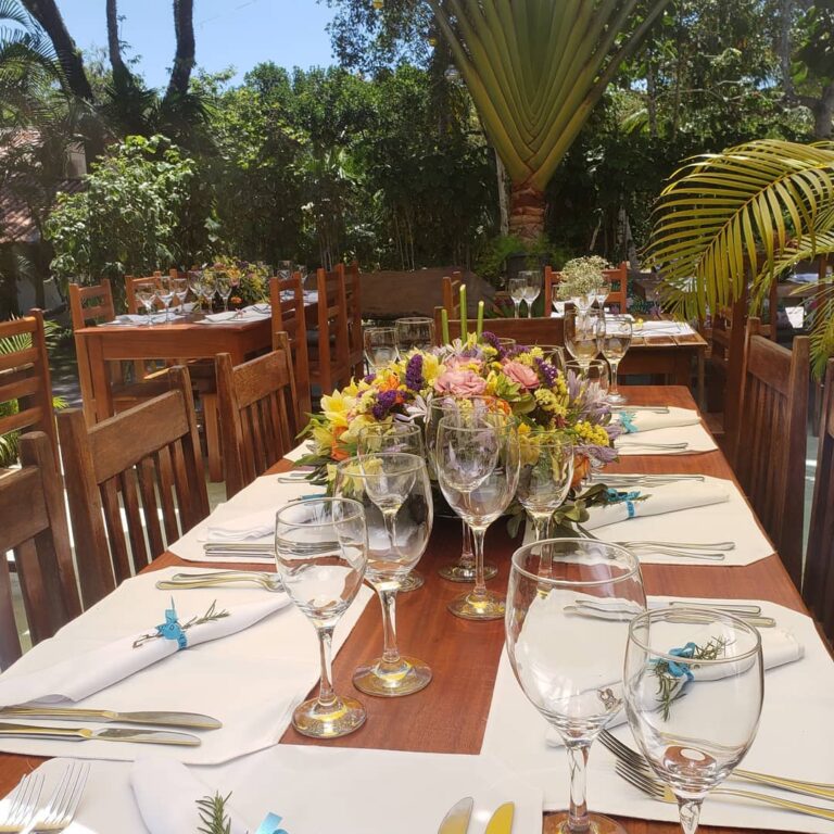 mesa com taças, talheres, guardanapos no Bistro d’Oliveira em Arraial d’Ajuda na Bahia