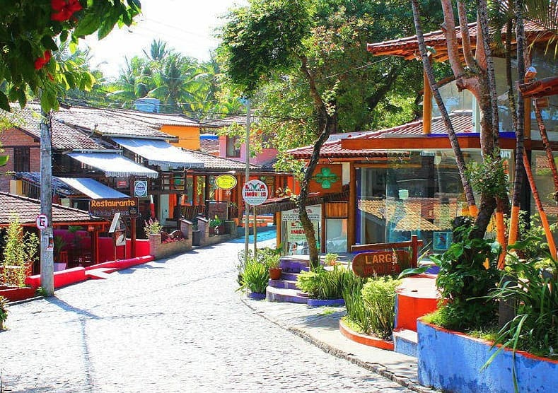 Rua com várias lojinhas na Rua do Mucugê em Arraial d’Ajuda na Bahia