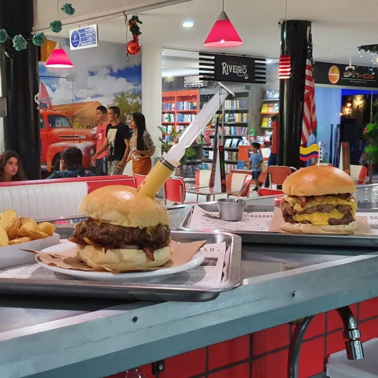 hambúrguer em cima de um balcão com uma seringa dentro no Gringo Burgers em Porto Seguro na Bahia