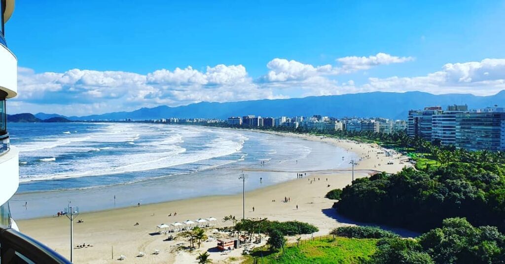 Mar em frente a prédios e vegetação na Praia Riviera De São Lourenço em Bertioga em São Paulo