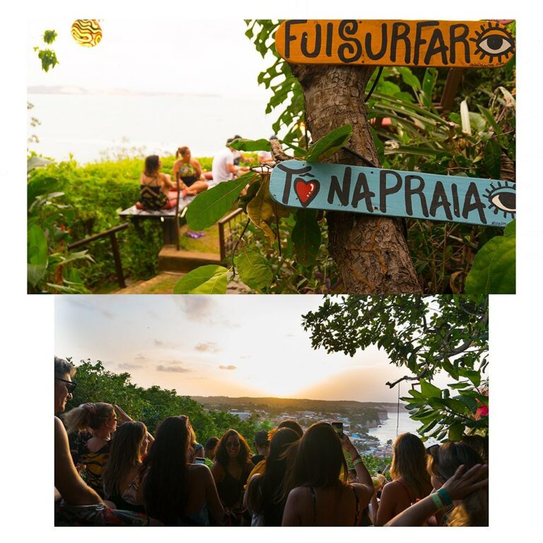 primeira foto com 2 placas presas em uma árvore escrito "vou surfar" e "estou na praia" com um grupo de pessoas atrás. Na segunda foto tem um grupo de pessoas apreciando o pôr do sol no Mirante Sunset Bar em 
Pipa e Tibau do Sul no Rio Grande do Norte 
