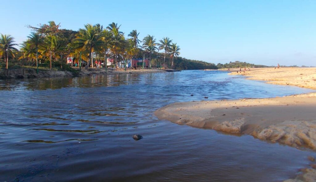 Areia em frente às águas calmas da Praia de Taperapuã em Porto Seguro na Bahia