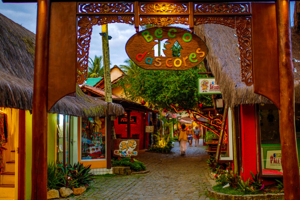 Rua com casas coloridas no Beco das Cores em Arraial d’Ajuda na Bahia