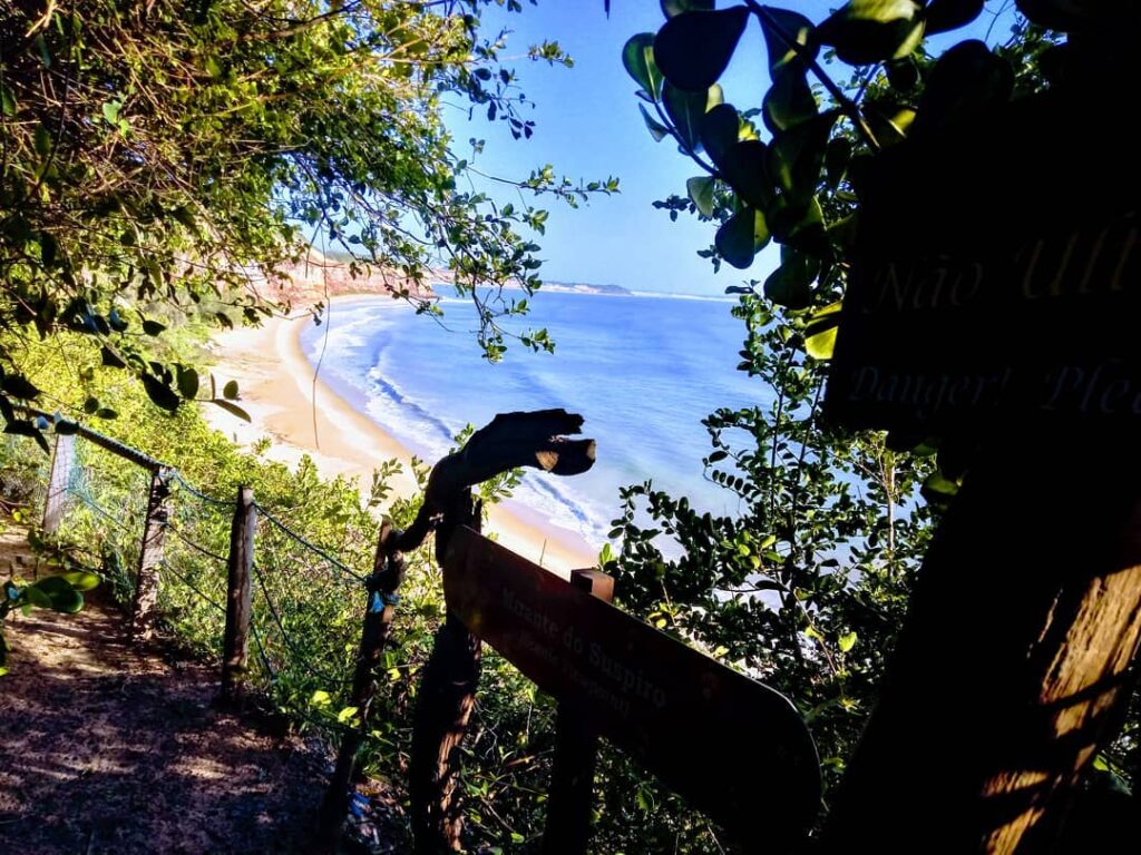 vista do Santuário Ecológico de Pipa de cima com vegetação escondendo a praia  em 
Pipa e Tibau do Sul no Rio Grande do Norte 