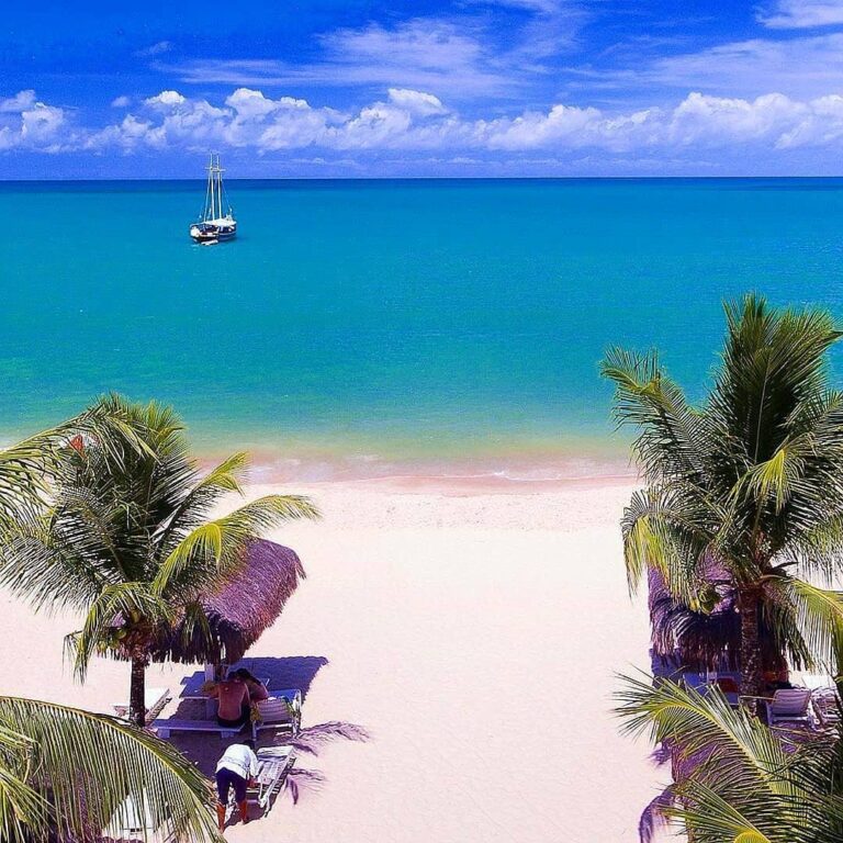 Mar azul piscina em frente a coqueiros e areia na Praia do Mutá em Porto Seguro na Bahia 